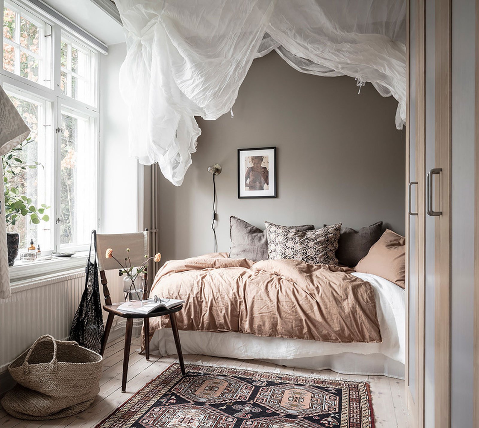 Scandinavian Bedroom: A Guide to Creating a Cozy and Minimalist Space - 8