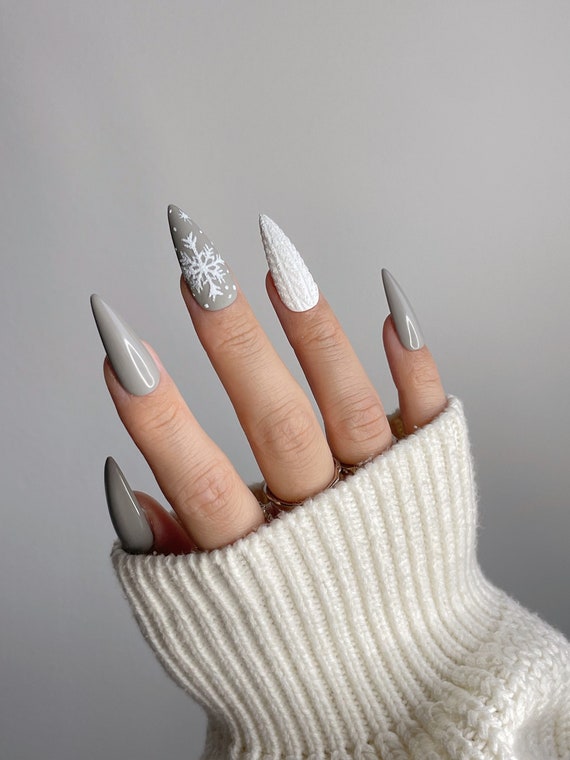 Winter Nails: Stunning Designs for the Perfect Seasonal Look - 3