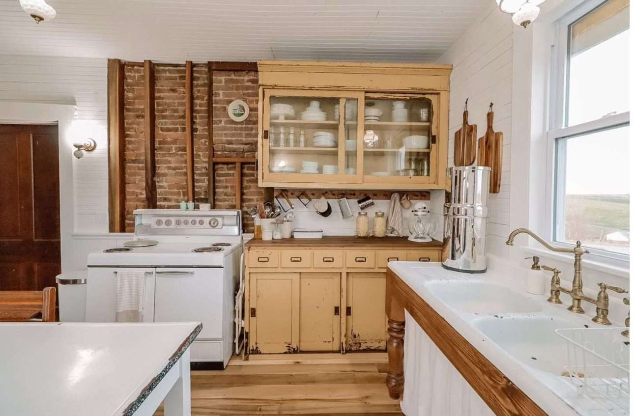 Old Farmhouse Kitchen: Reviving Classic Charm with Modern Touches - 6