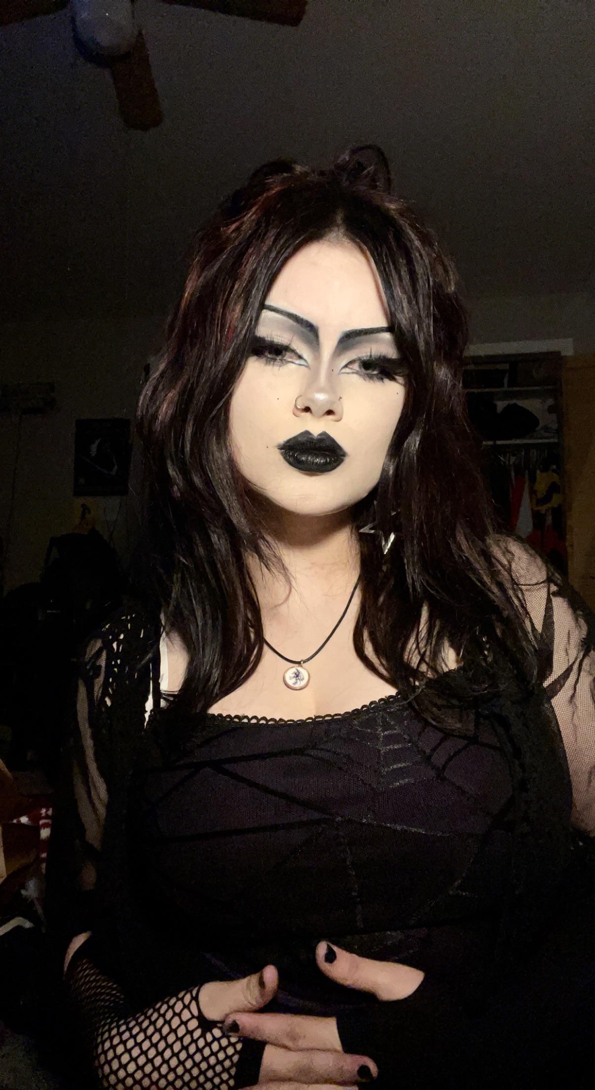 Goth Makeup: A Guide to Dark Elegance and Dramatic Looks - 9