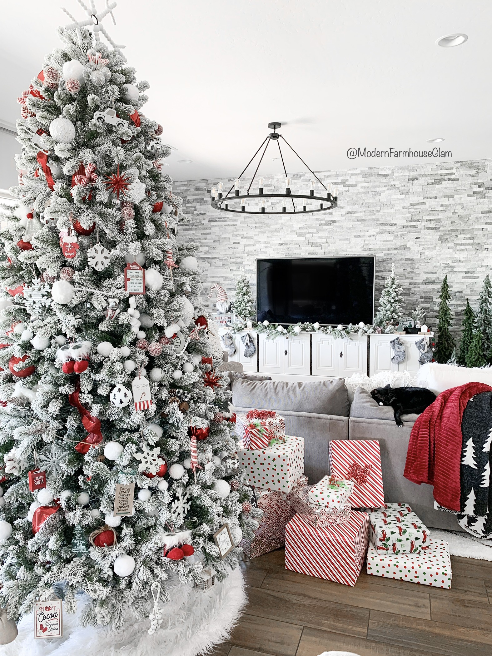 Farmhouse Christmas Tree Ideas: Bringing Rustic Charm to Your Holiday Decor - 5