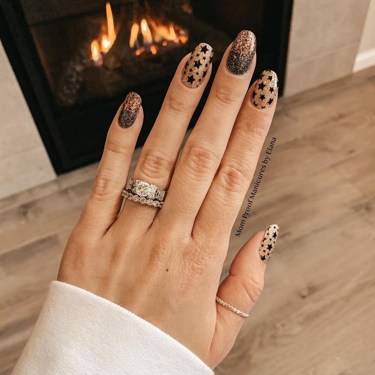 New Years Nails: Stunning Designs for Your Festive Celebration - 10