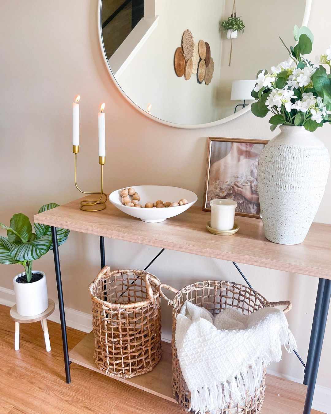 Entryway Table Decor Ideas to Transform Your Space - 9